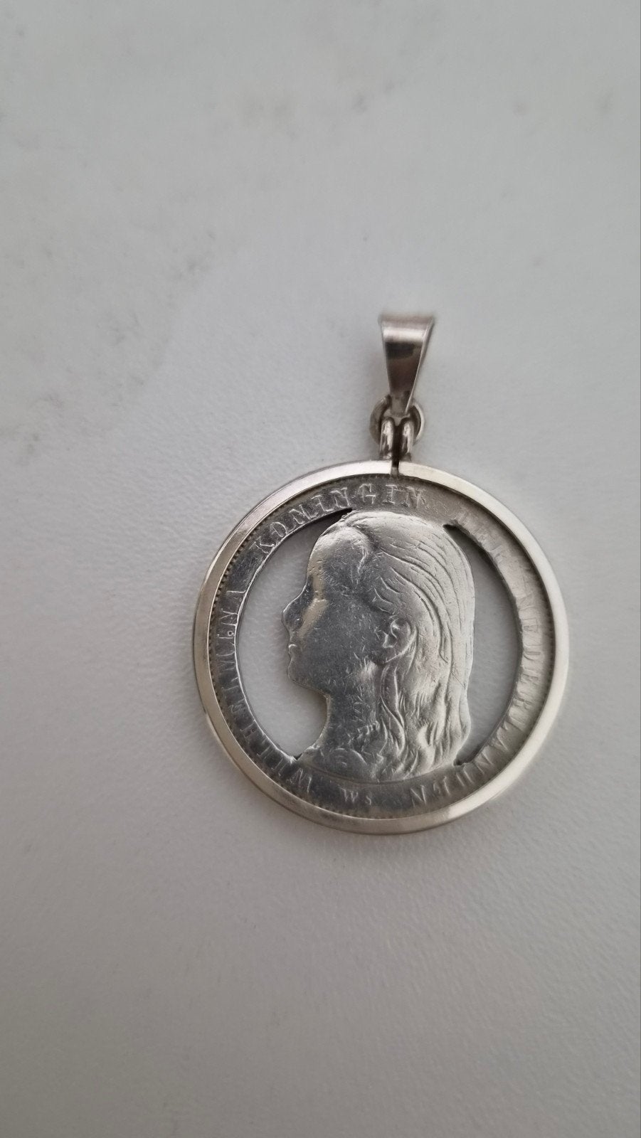 Zilveren hanger Wilhelmina 1897 - Uniek sieraad, Ophalen of Verzenden, Koningin Wilhelmina