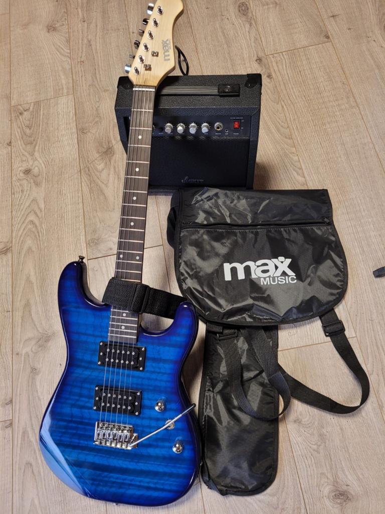 Max Music Stratocaster gitaar met Gig Kit 40W versterker, Muziek en Instrumenten, Snaarinstrumenten | Gitaren | Elektrisch, Met versterker