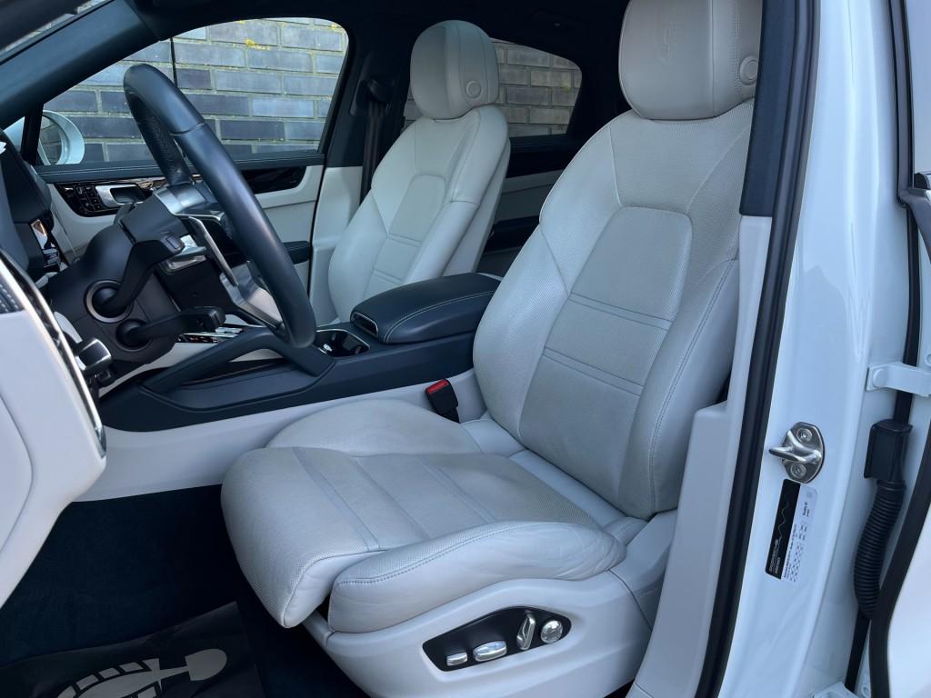 Porsche CAYENNE COUPE 3.0 E-HYBRID - PANO - BOSE - 22 INCH -, Automaat, 14 kWh, Gebruikt, 2995 cc