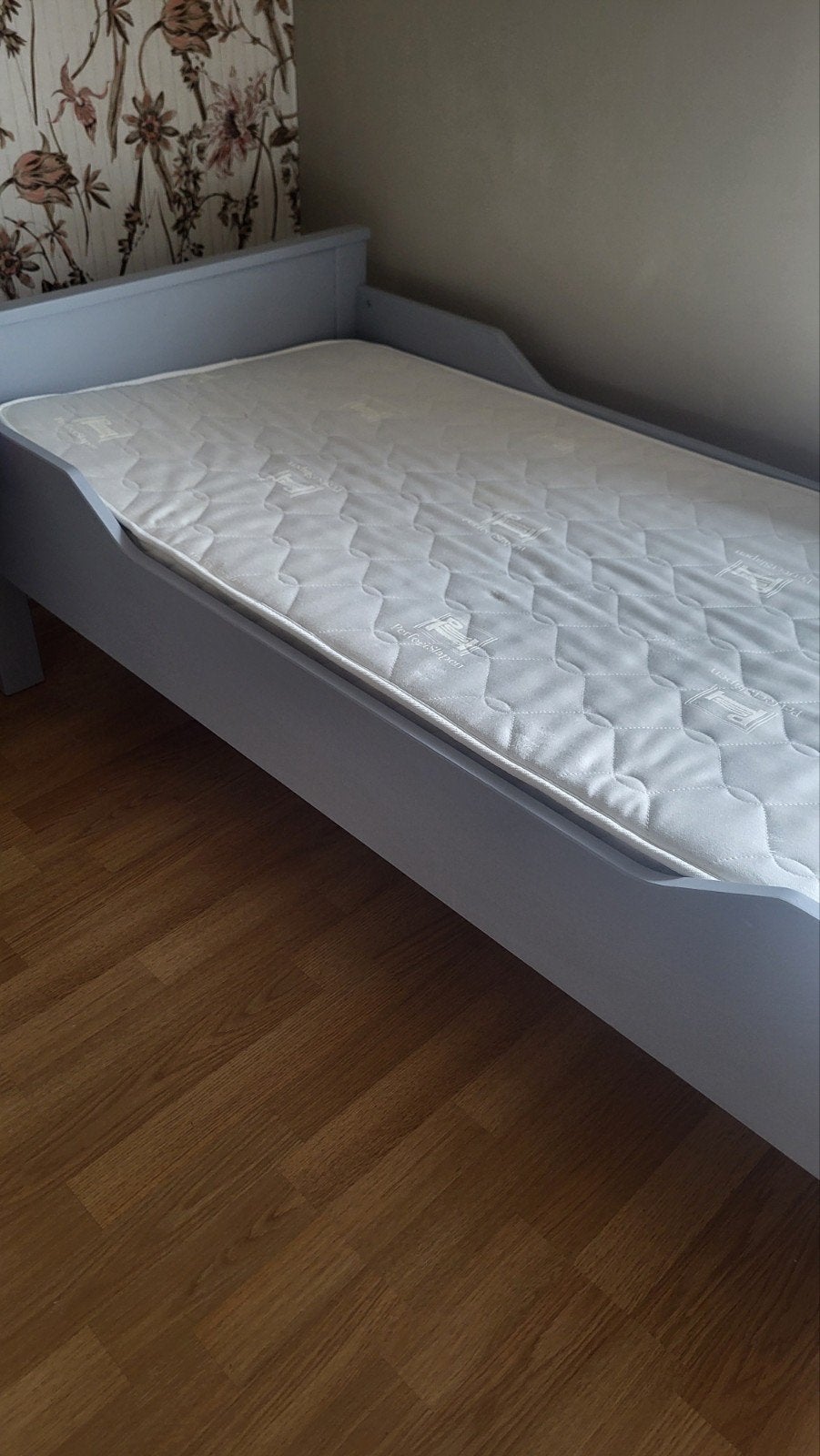 Ikea grijs peuterbed 150x80 cm met matras, Ophalen, 70 tot 85 cm, 140 tot 160 cm, Zo goed als nieuw