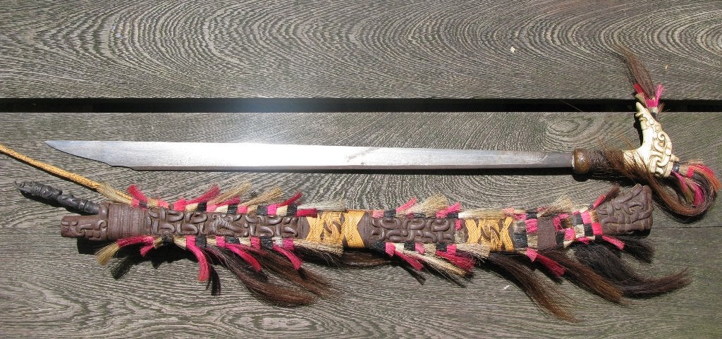 MANDAU DAYAK BORNEO CEREMONIE-ZWAARD OUD, Indonesië, 90 cm, Wapen, Natuurlijk materiaal
