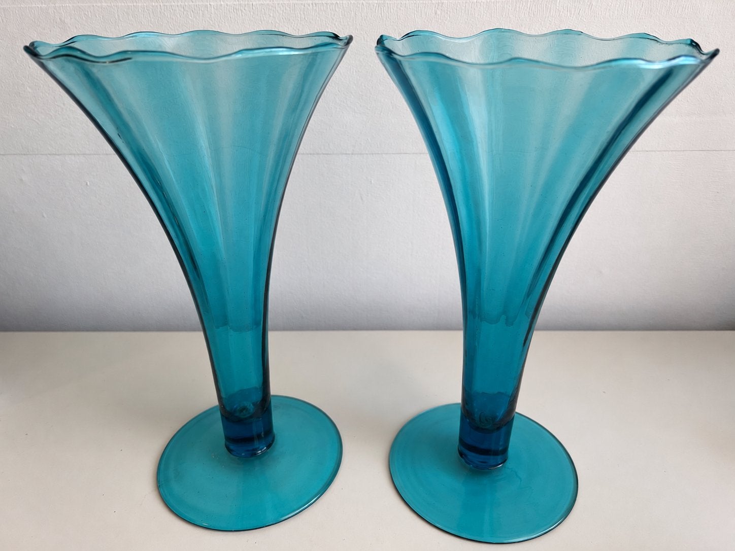 Vintage turquoise glazen trompetvazen 30 cm, Huis en Inrichting, Op voet, Blauw, Ophalen of Verzenden, Glas