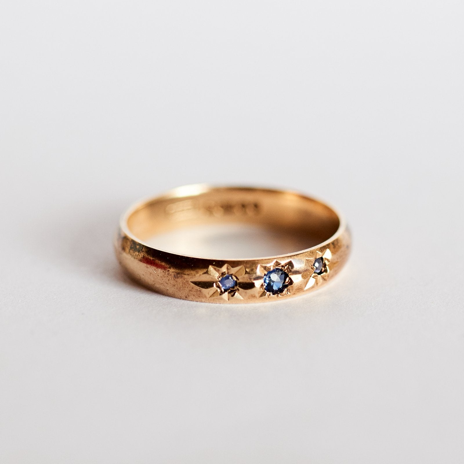 Vintage gypsy gouden ring jaren 70 saffier goud engeland, Ophalen of Verzenden, Zo goed als nieuw, 17 tot 18, Met edelsteen