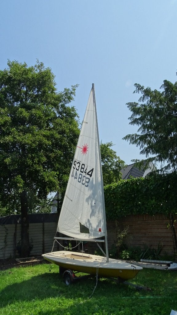 laser zeilboot met lichte wegtrailer, Watersport en Boten, Ophalen, Laser, Gebruikt, Grootzeil