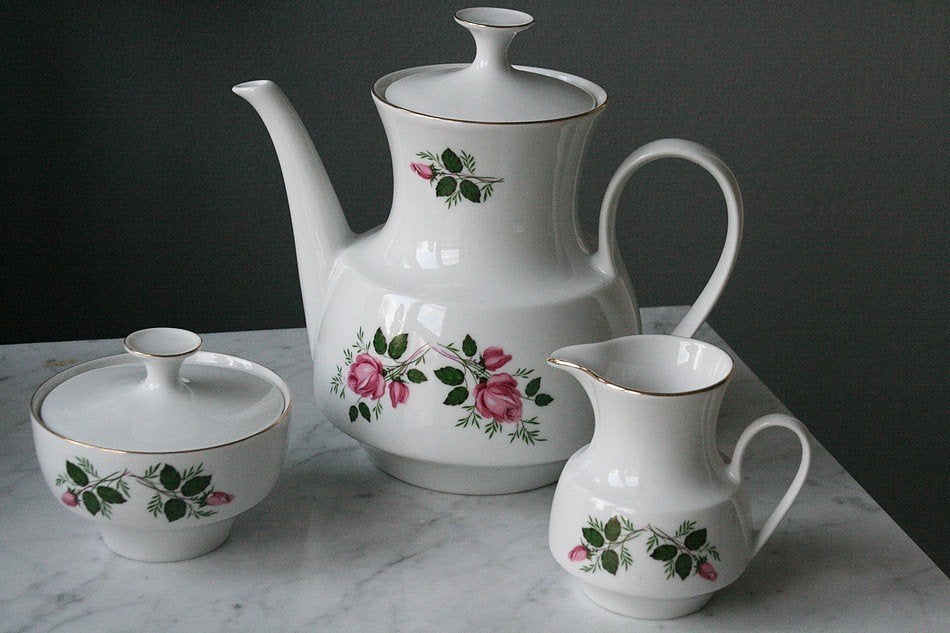 Rozentijd. Theepot en roomstel, wit met roze roosjes, Ophalen of Verzenden