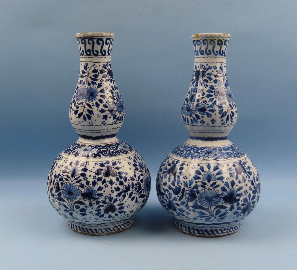 Twee Delfts Blauwe aardewerk vazen -gemerkt De Drie Klokken, Ophalen of Verzenden