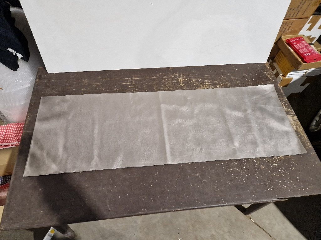 Leuke zilverkleurige tafelloper PU leer 40 x 120 cm, Huis en Inrichting, Keuken | Textiel, Nieuw, Ophalen of Verzenden, Tafelloper