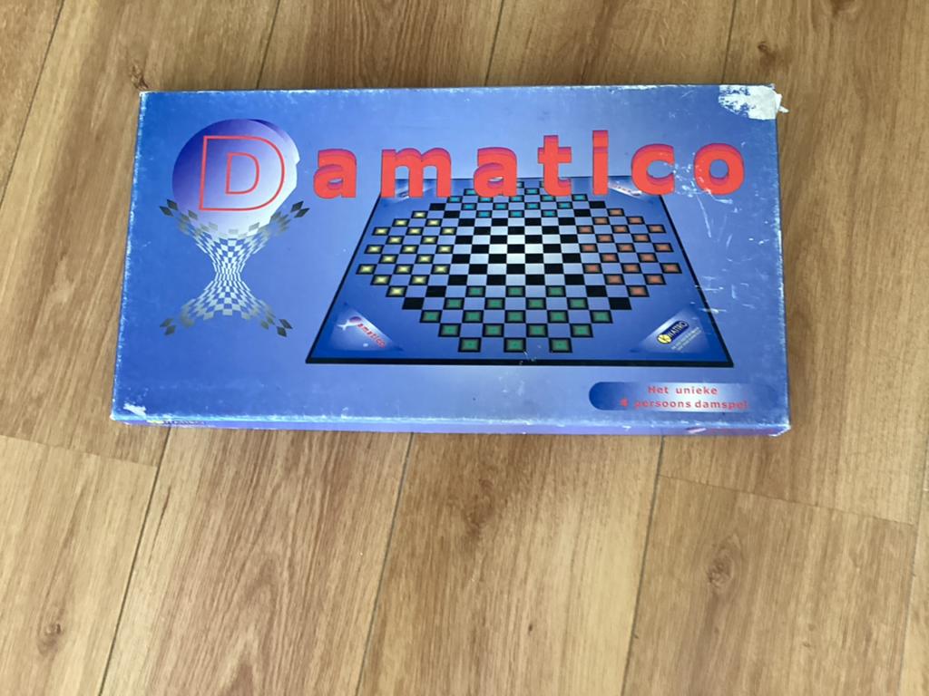 Damatico: Het unieke 4-persoons damspel, Drie of vier spelers, Ophalen of Verzenden, Gebruikt