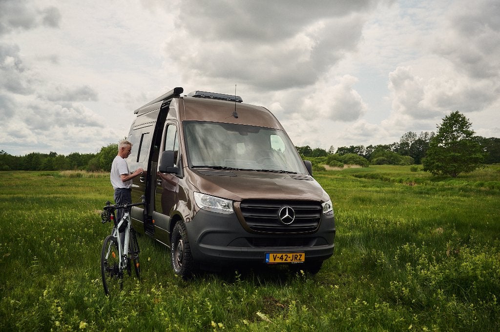 VAN-Jorn Mercedes Sprinter | breedte bed | Inductie koken, Chemisch toilet, Buscamper of Camperbus, Omvormer, Reservewiel