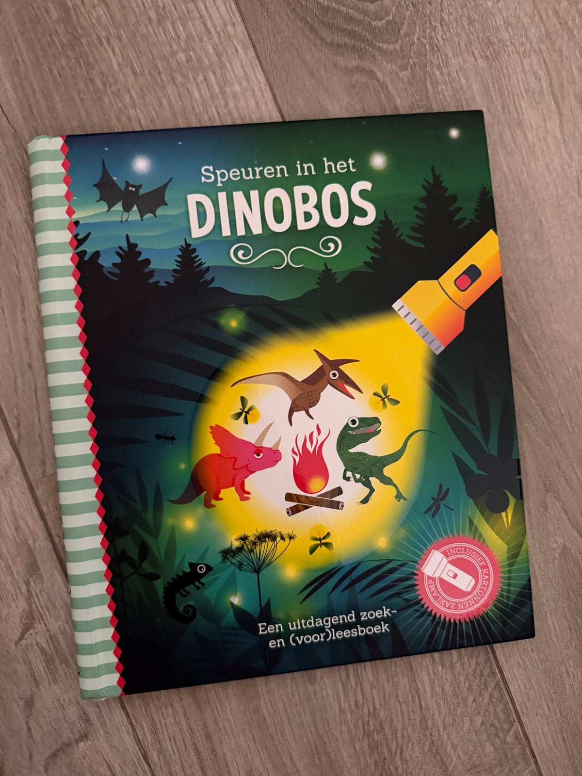 Speuren in het Dinobos - Zoek- en (voor)leesboek, Boeken, Kinderboeken | Baby's en Peuters, Ophalen, Zo goed als nieuw, Uitklap-, Voel- of Ontdekboek