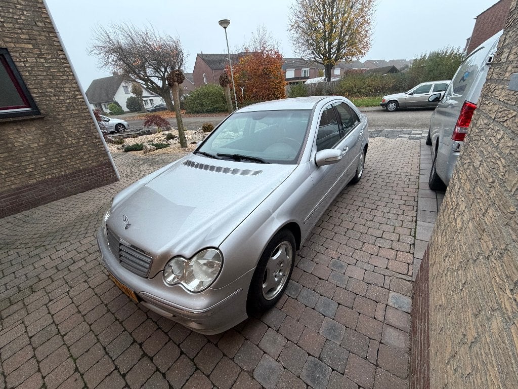 Mercedes-Benz C-Klasse 1.8 C180 Kompr Sedan AUT 2004 Grijs, Automaat, Achterwielaandrijving, Zwart, 1796 cc