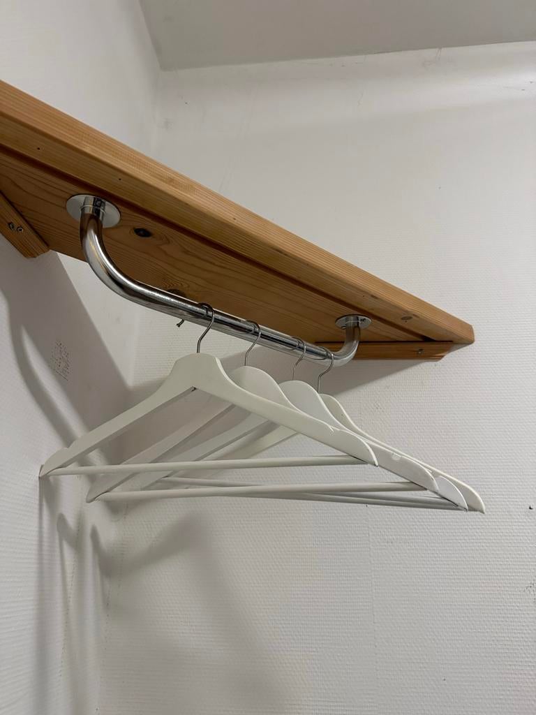 Houten hoek kledingrek met roede, Ophalen, Zo goed als nieuw