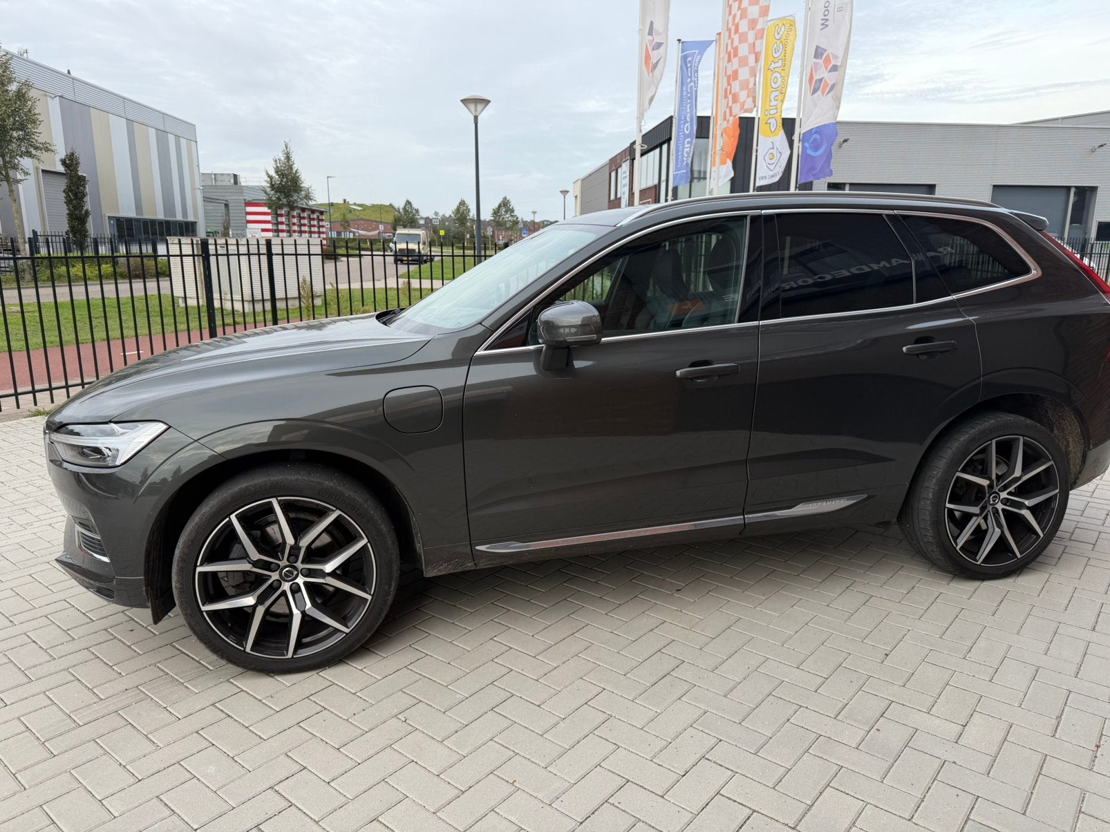 Volvo XC60 T8 Twin Engine 390pk Geartronic AWD 2020 Grijs, Auto's, Automaat, Zwart, 2069 kg, 1969 cc