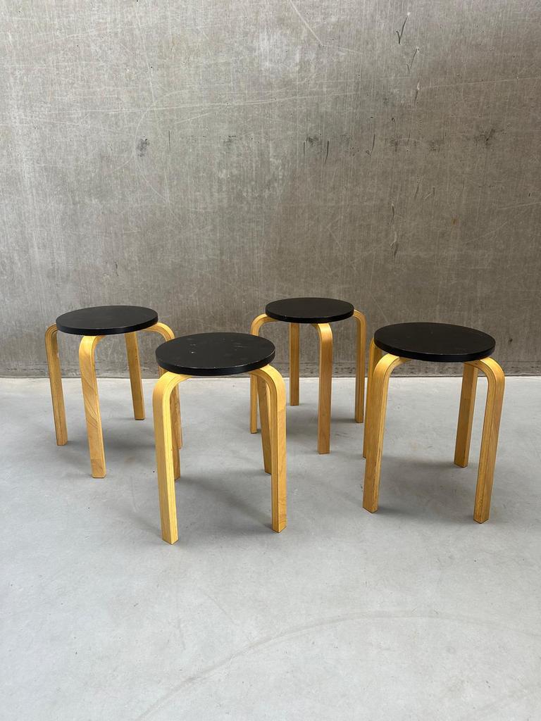 4 Vintage Krukjes Ikea Frosta / Artek Alvar Aalto Stijl, Huis en Inrichting, Krukjes, Ophalen, Zo goed als nieuw, X, Hout