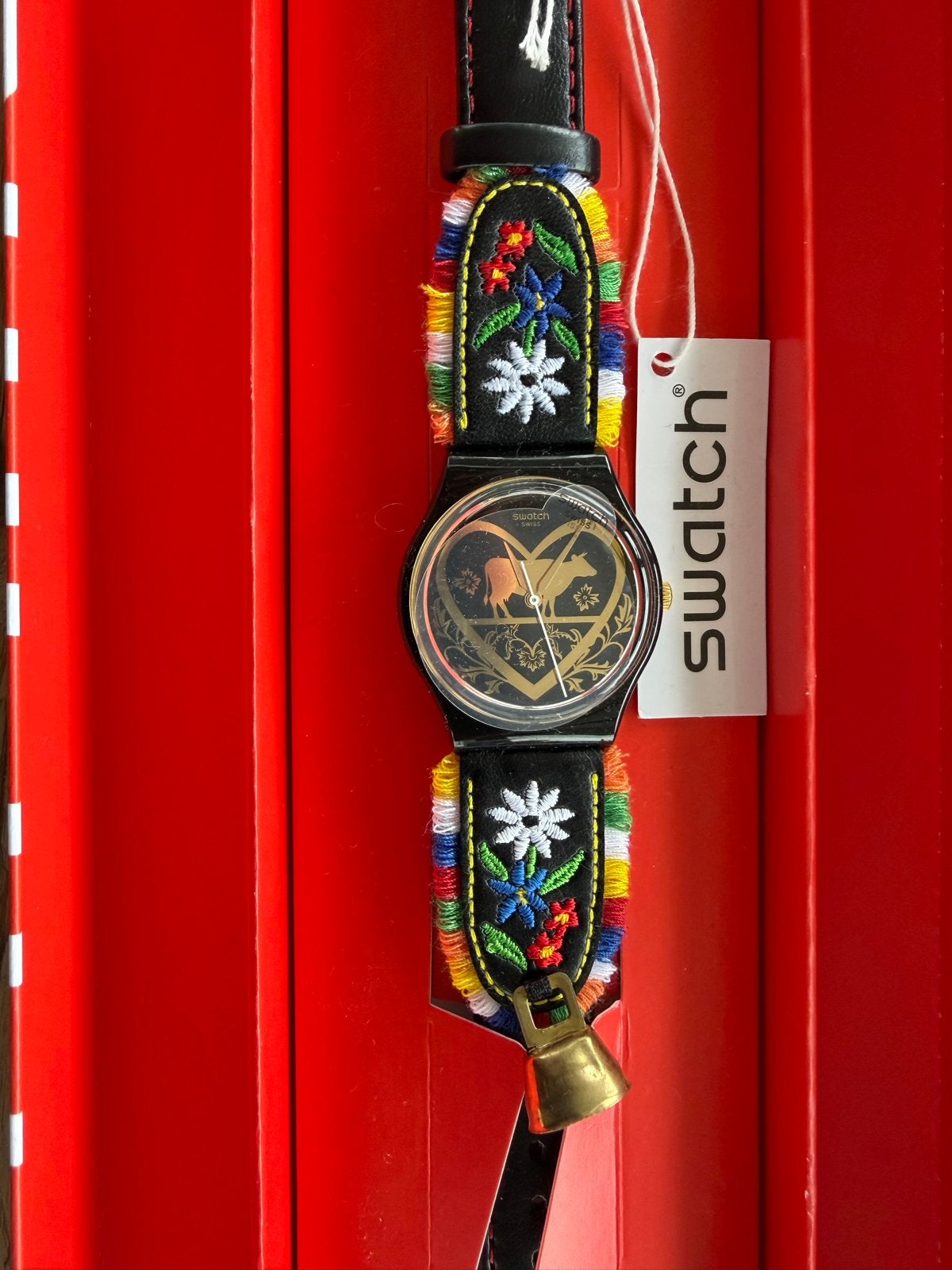 Swatch Polshorloge met geborduurd bandje en belletje, Sieraden, Tassen en Uiterlijk, Kunststof, Polshorloge, Nieuw, Ophalen of Verzenden