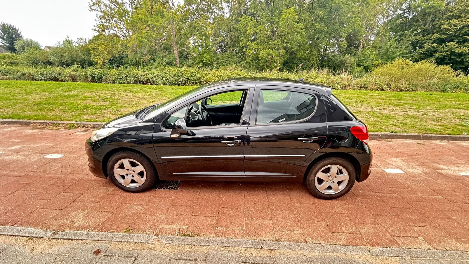 Peugeot 207 1.4 VTI 16V 5DRS 2010 Zwart, Voorwielaandrijving, USB, Stof, Zwart