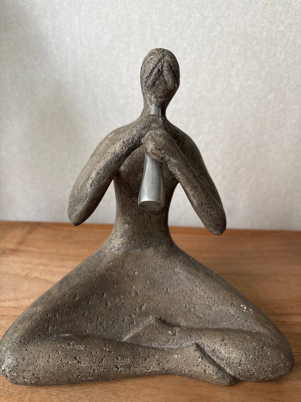 Abstracte sculptuur van zittende figuur met fluit, Minder dan 20 cm, Ophalen of Verzenden, Handgemaakt, Steen of Keramiek