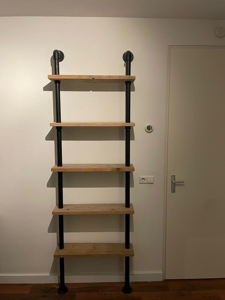 Bureau, boekenkast, wandplank en kapstok voor jongenskamer, Ophalen, Gebruikt, Jongetje