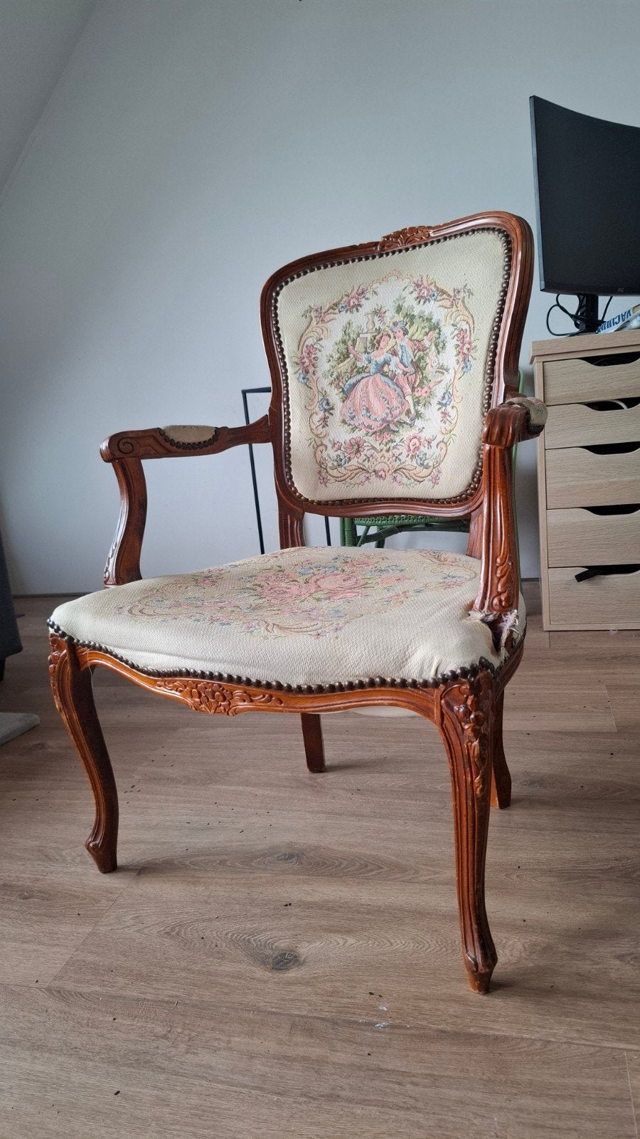 Antieke stijl stoel met geborduurde bekleding, Hout, Gebruikt, Overige kleuren, Eén