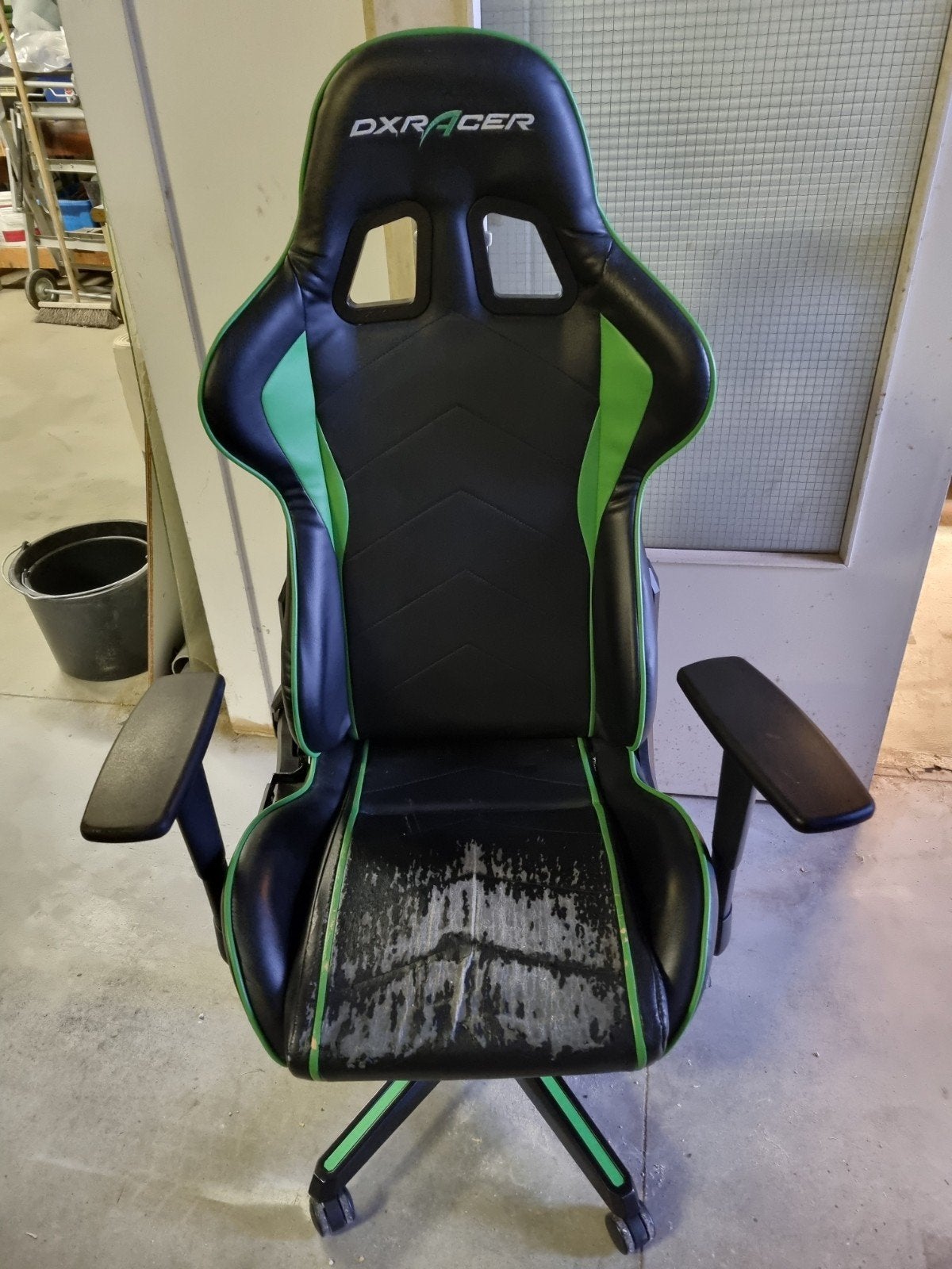 gratis DXRacer Gaming Bureaustoel - Zwart/Groen (Beschadigd), Huis en Inrichting, Ophalen, Gebruikt, Zwart, Gaming bureaustoel