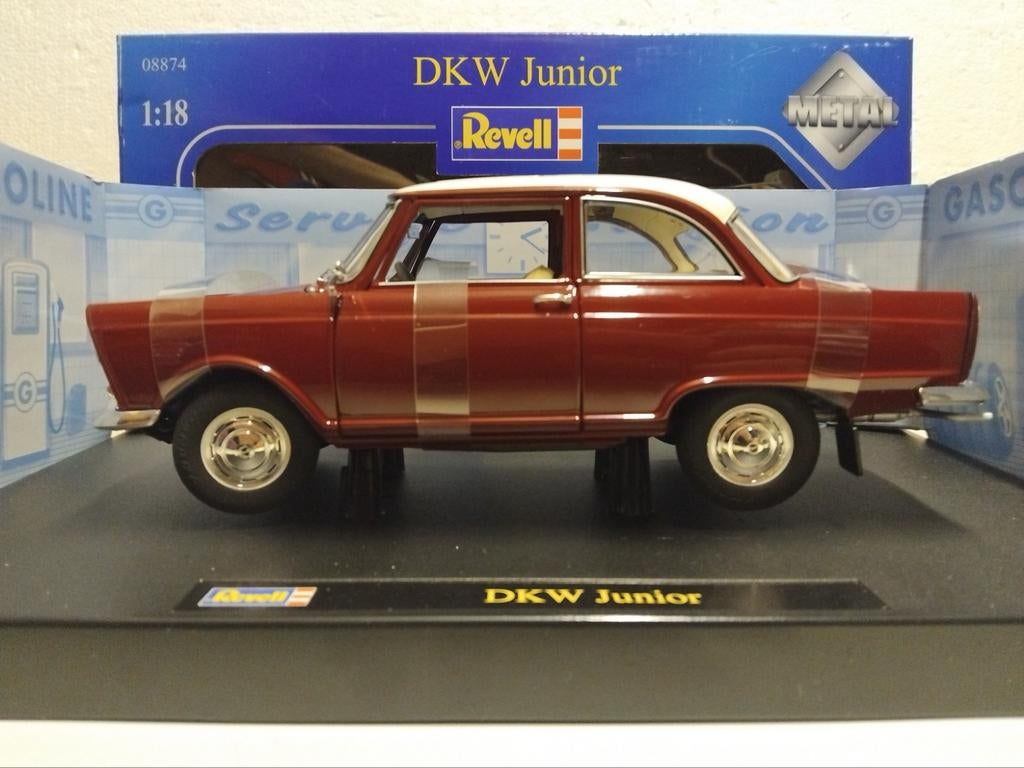 DKW Junior sedan donkerrood Revell metal 1:18 KRD, Hobby en Vrije tijd, Ophalen of Verzenden, Zo goed als nieuw, Auto, Revell
