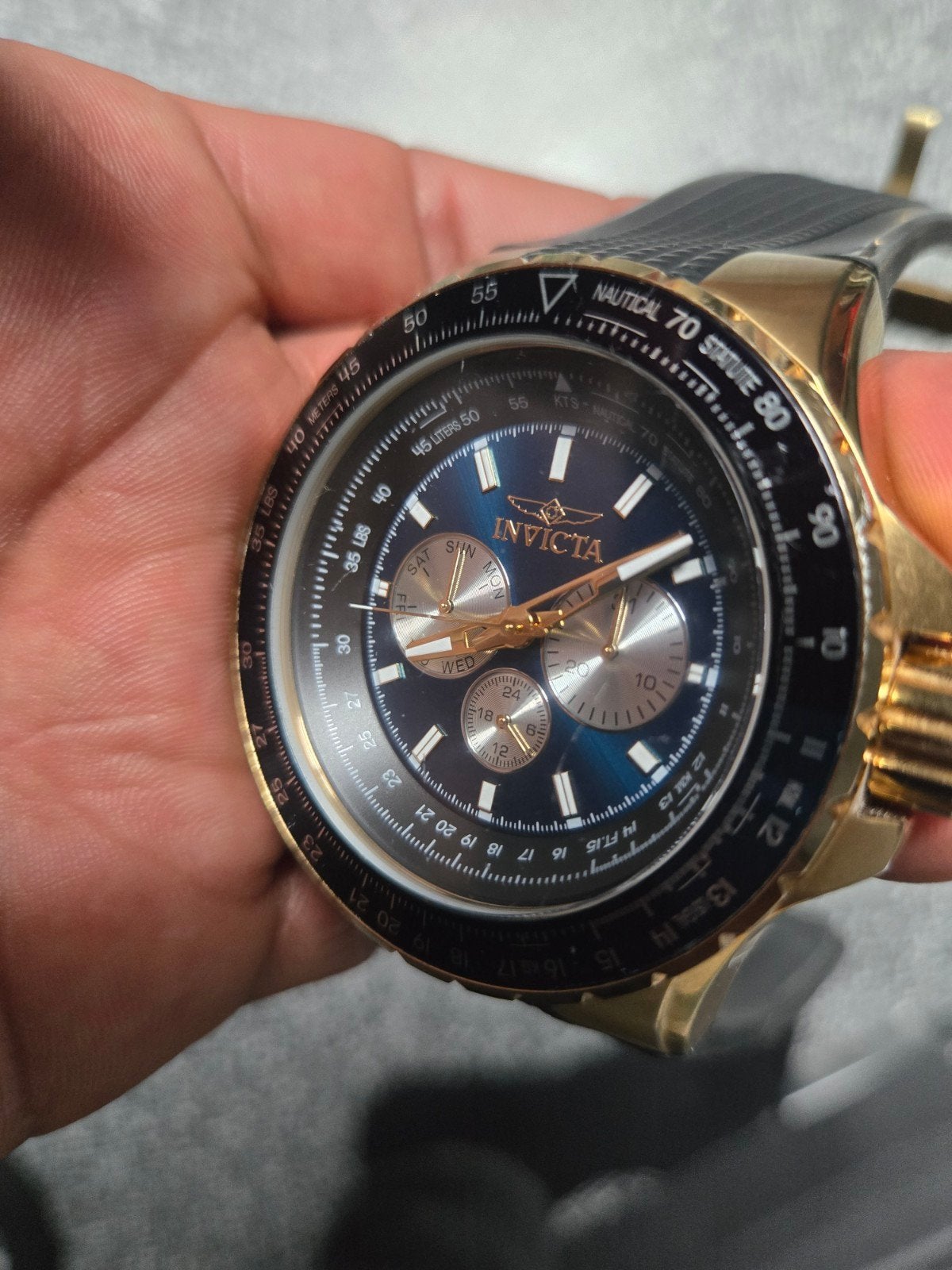 Invicta Herenhorloge Goudkleurig met Zwart Rubberen Band, Ophalen of Verzenden