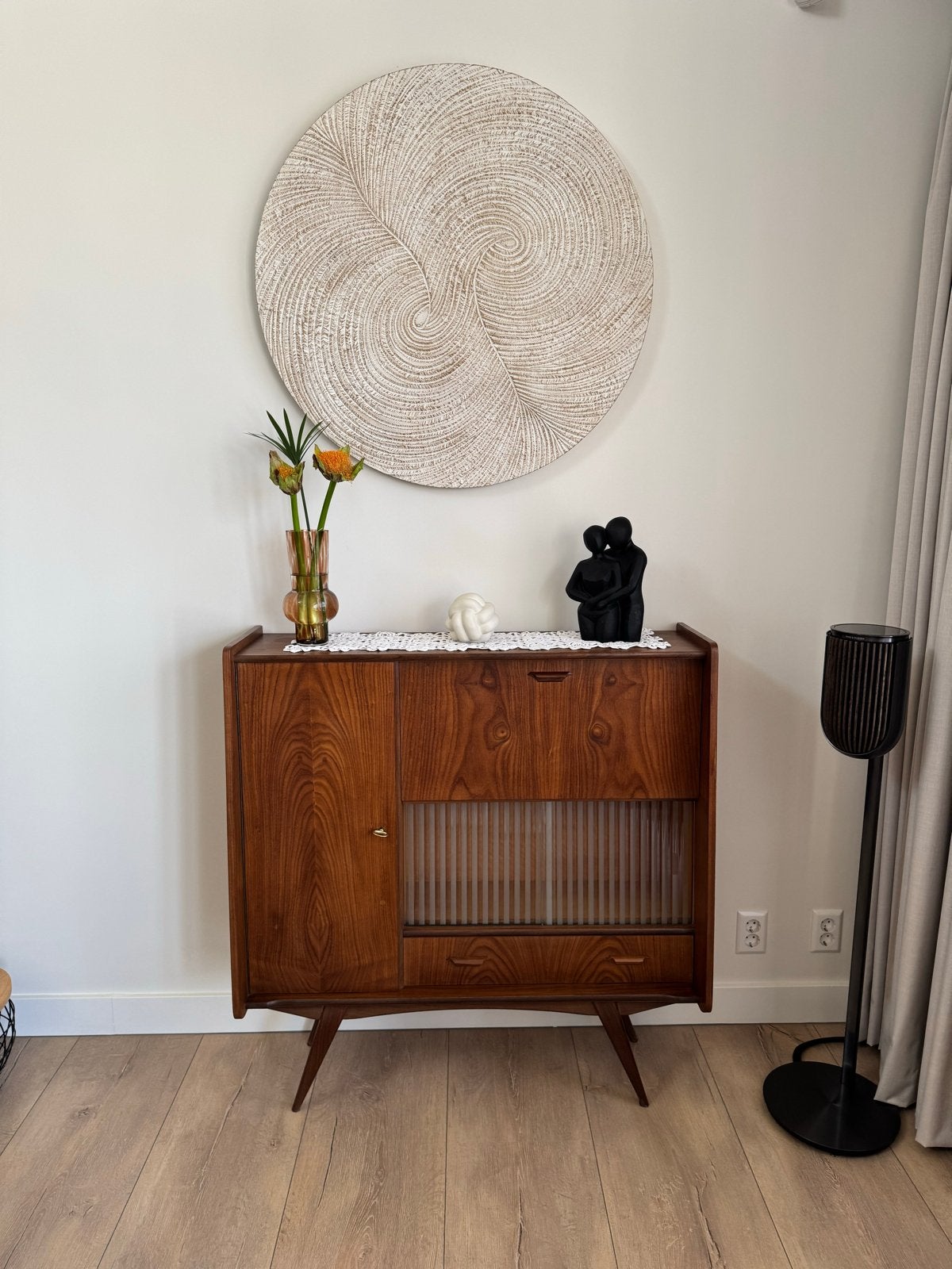 Vintage kast met klep , glas, zijkastje schuine pootjes, Ophalen