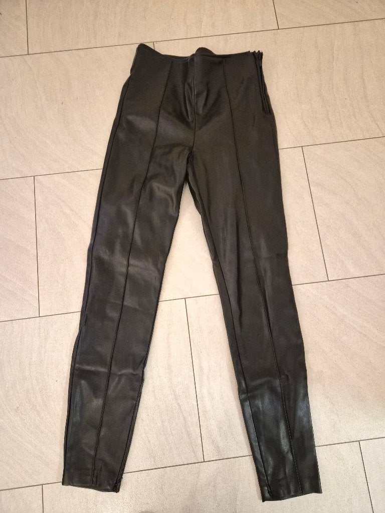 Nieuw. Lederlook dames broek Zara maat M, Maat 38/40 (M), Nieuw, Ophalen of Verzenden, Lang
