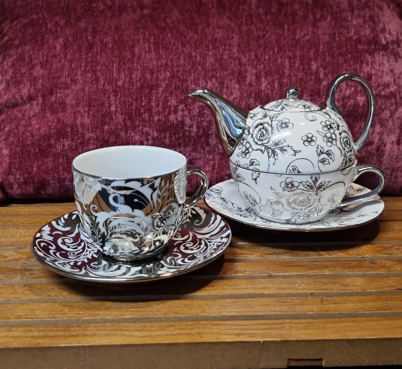 tea for one set plus barok motief kop schotel, Ophalen of Verzenden