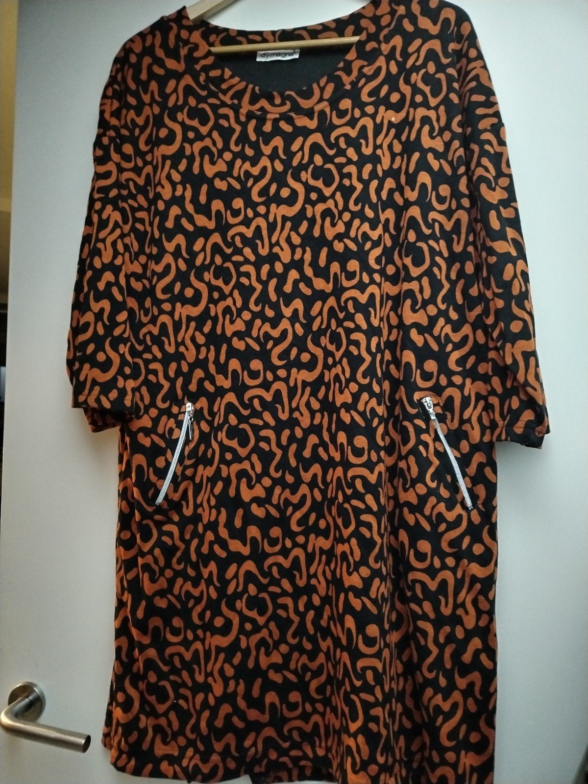 Magna jurk met print en rits details 48 50, Zwart, Maat 46/48 (XL) of groter, Ophalen of Verzenden, Knielengte