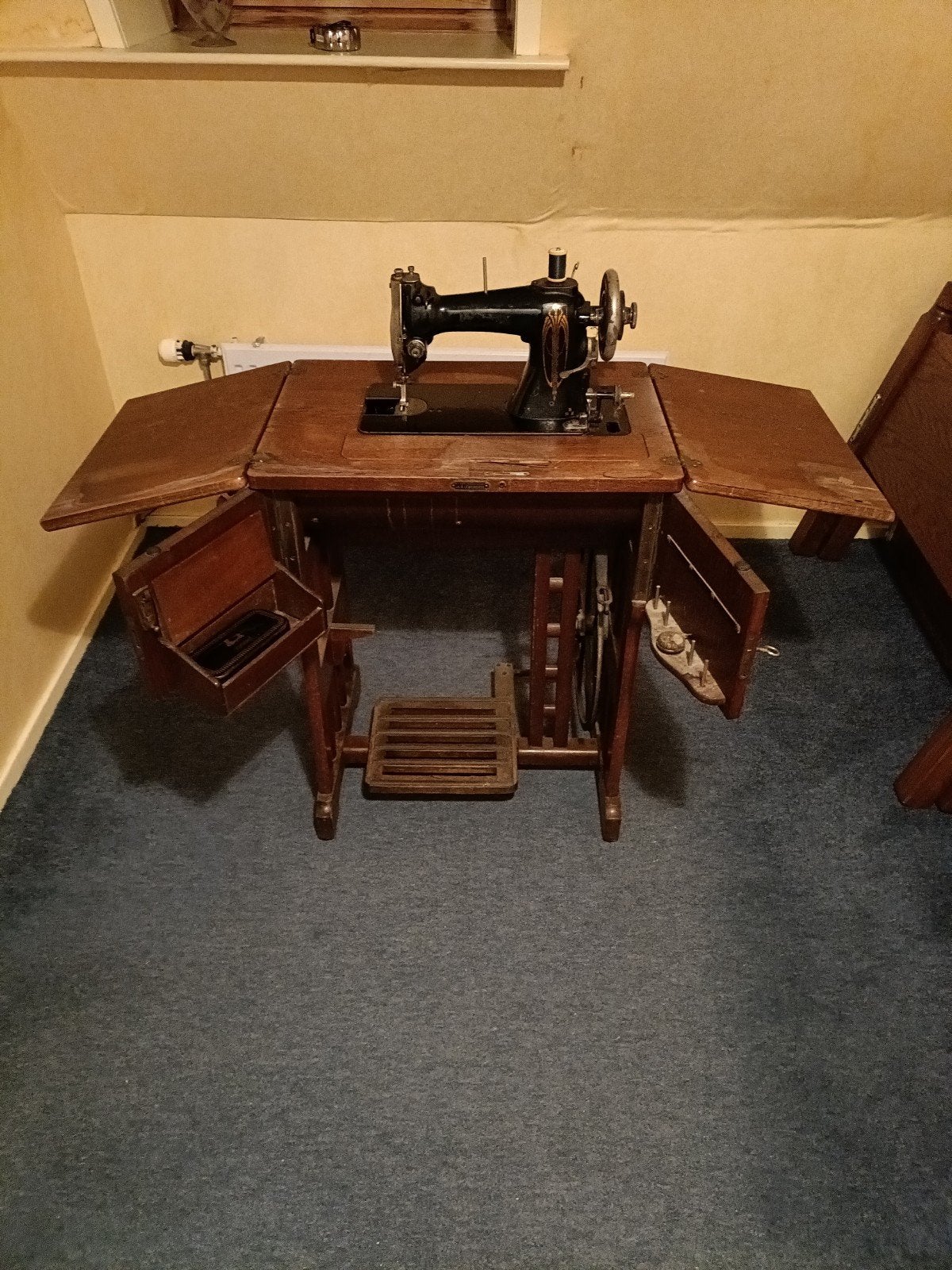 Antieke Naaimachine met Houten Kast, Ophalen