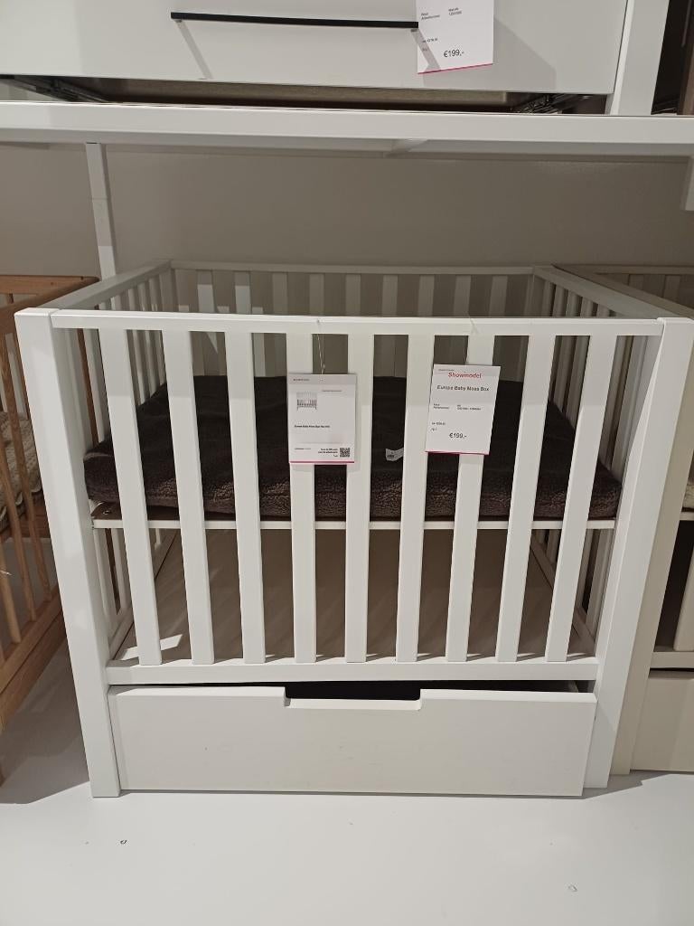 Europe baby mees box, Ophalen, Zo goed als nieuw, Rechthoekig, In hoogte verstelbaar