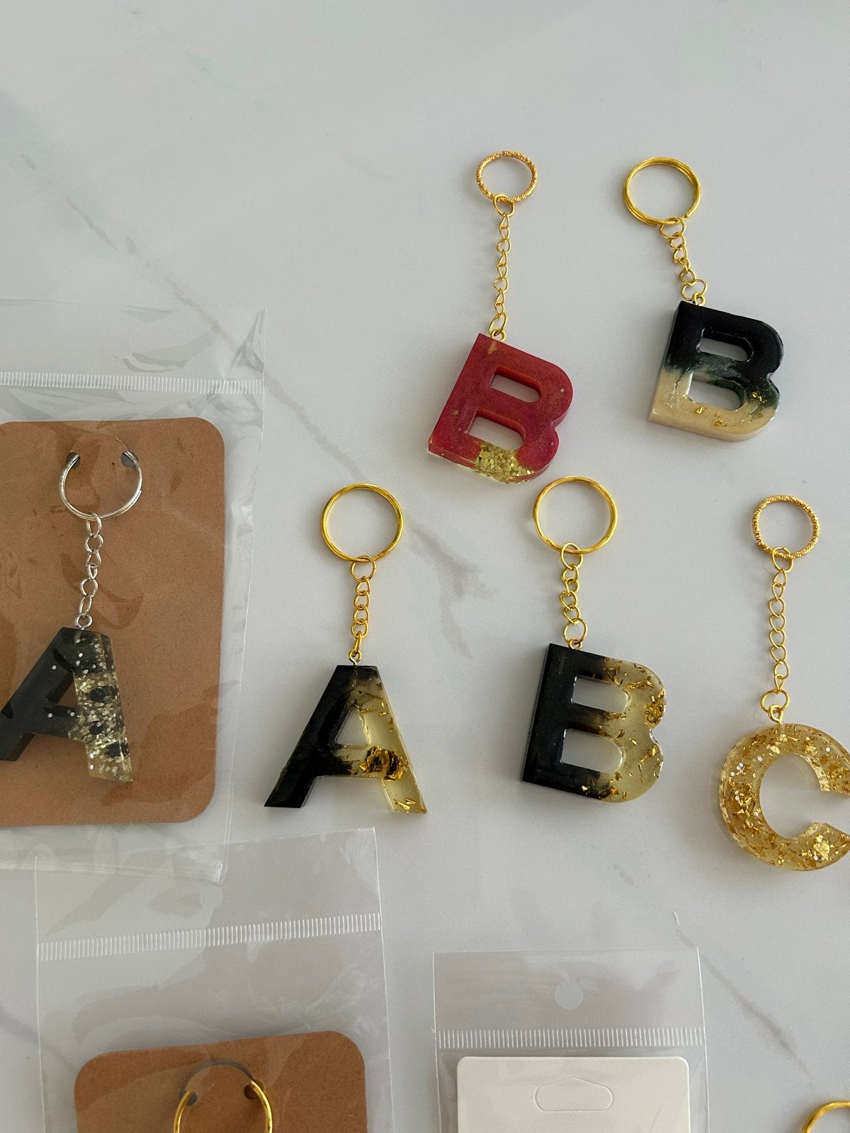 Handgemaakte sleutelhangers met letter en bladgoud, Ophalen of Verzenden, Nieuw, Overige typen