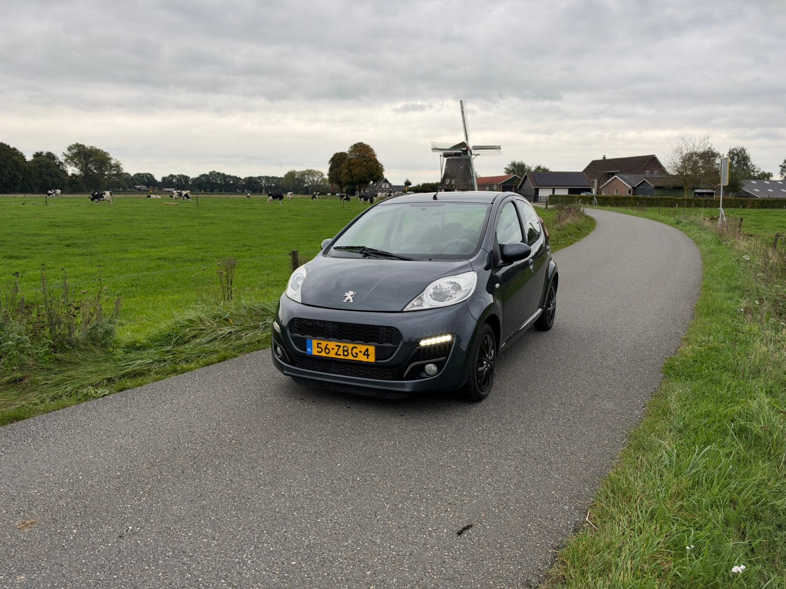 Peugeot 107 1.0 12V 5DR 2012 Grijs, Auto's, Voorwielaandrijving, 4 stoelen, Origineel Nederlands, Bedrijf