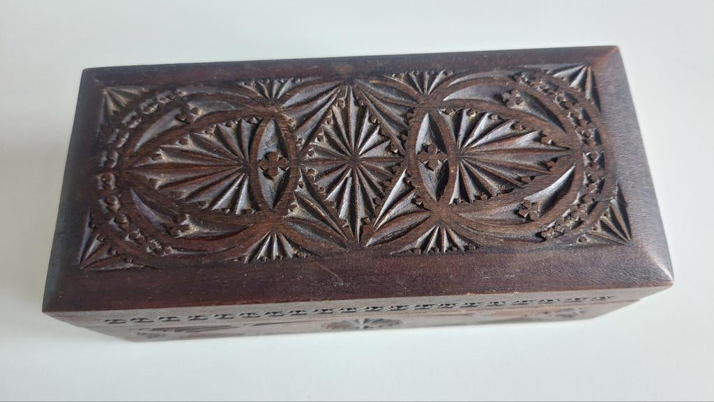 Antiek houten doosje met Friese kerfsnede, Antiek en Kunst, Ophalen of Verzenden, Hout