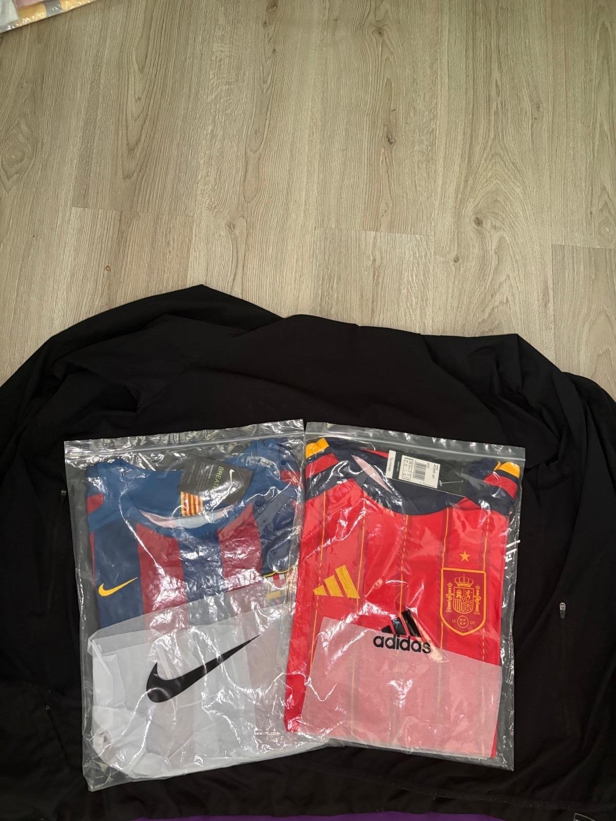 Andrès Iniesta set*: FC Barcelona en Spanje (Nieuw), Maat M, Ophalen of Verzenden, Nieuw, Shirt