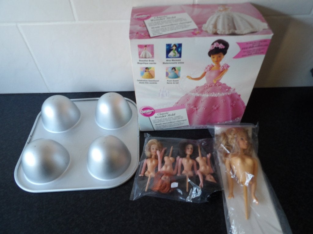 z.g.a.n Wilton bakvorm pakket 2x Barbie (Classic Wonder Mold, Ophalen of Verzenden, Nieuw, Taarten, Bakvorm