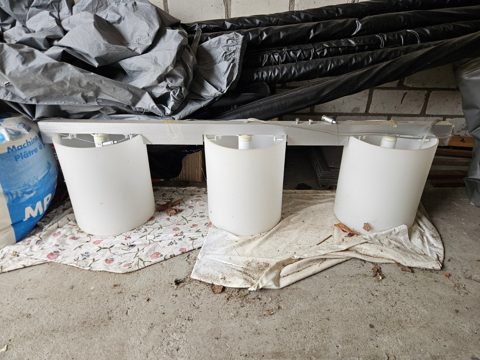 Witte hanglamp met 3 kappen, Ophalen, Overige materialen, Gebruikt, 100 tot 150 cm