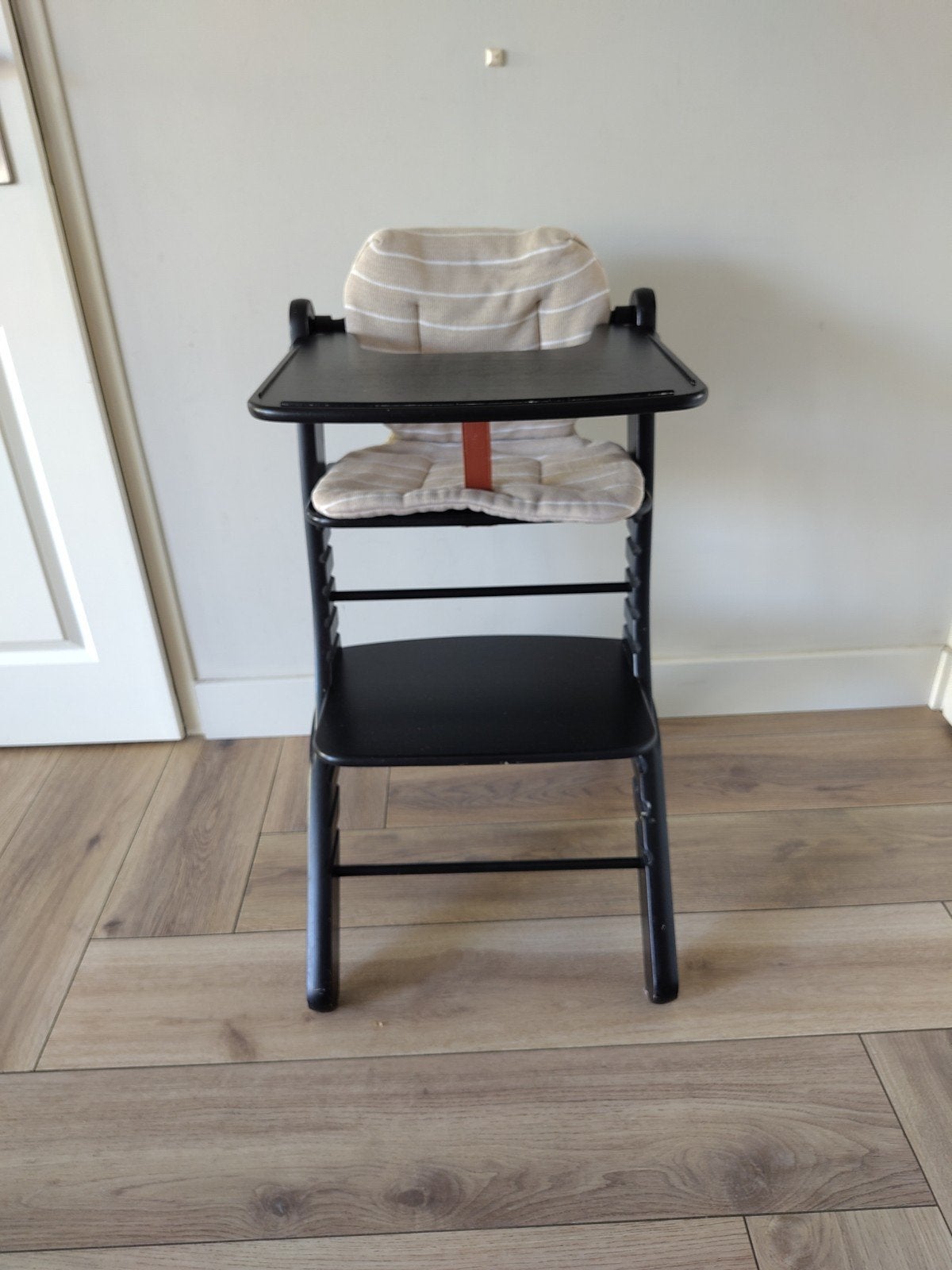 Dapper kinderstoel zwart met eetblad, beugel en kussen, Kinderen en Baby's, Kinderstoelen, Ophalen, Gebruikt, Meegroeistoel, Gordel(s)
