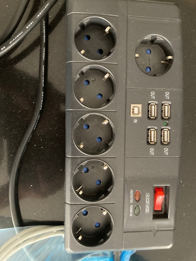 Stekkerdoos met overspanningsbeveiliging en USB-poorten, Ophalen, Gebruikt, Overige merken, Stekkerdoos