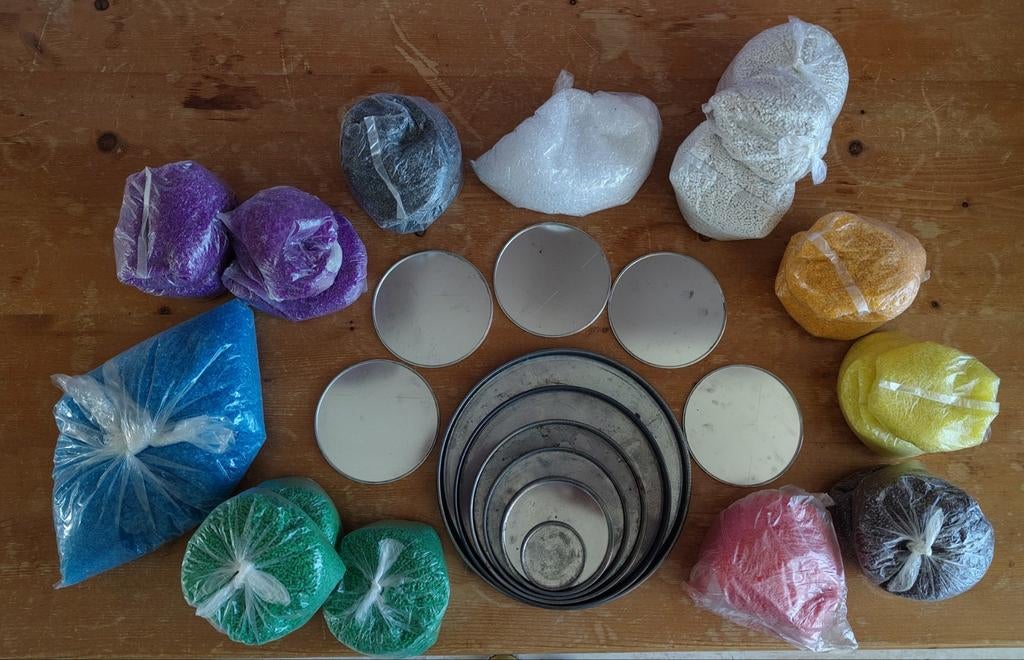 Colouraplast Smeltkorrels in diverse kleuren met mallen, Hobby en Vrije tijd, Knutselen, Gebruikt, Meerkleurig, Ophalen of Verzenden