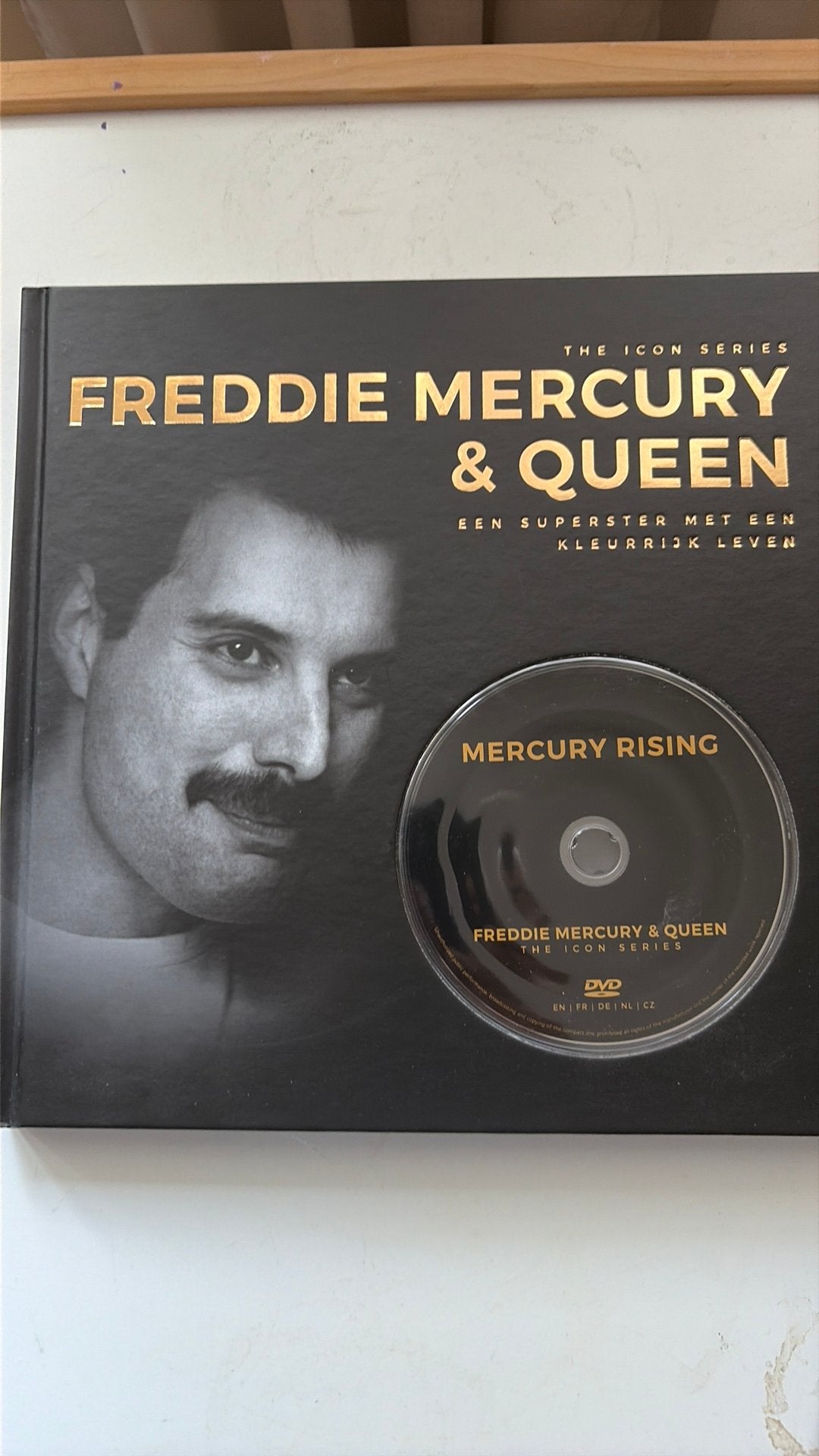 Freddie Mercury & Queen: The Icon Series DVD + Boek, Engels, Nederlands, Ophalen of Verzenden, Zo goed als nieuw
