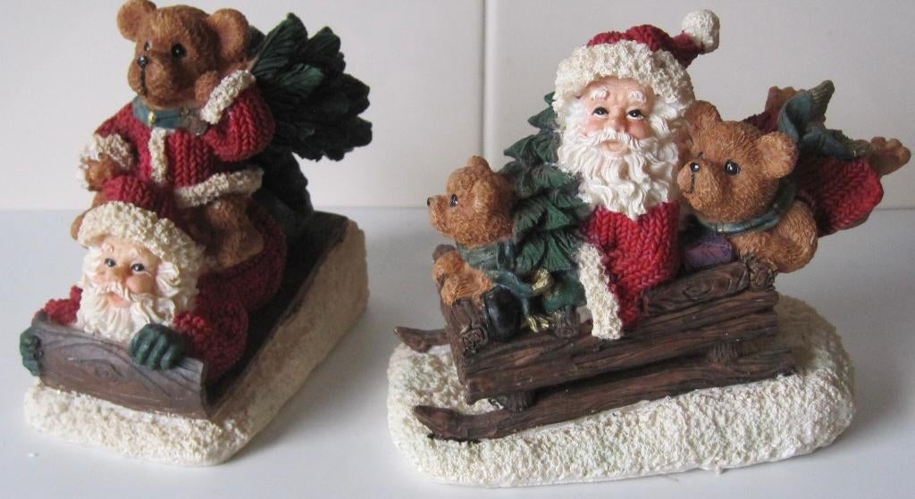 kerstman met beren op een slee - twee beeldjes, Ophalen of Verzenden, Zo goed als nieuw