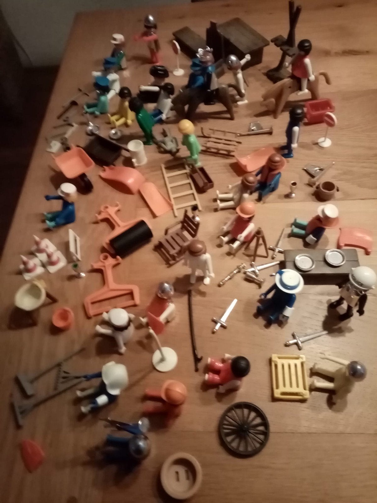 29 Playmobil poppetjes (1974) met accessoires, Ophalen, Gebruikt