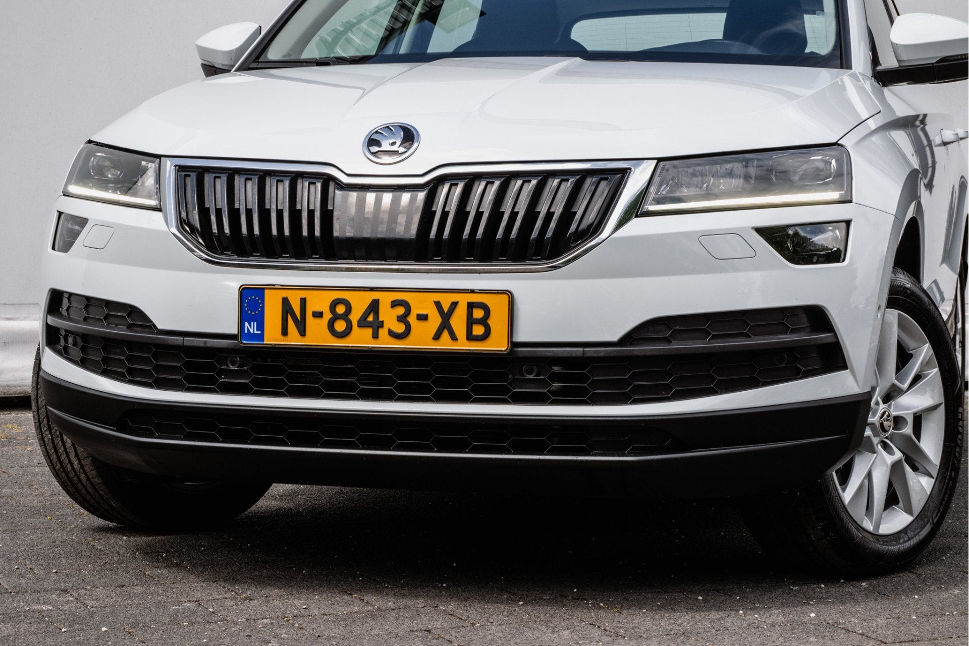 Skoda Karoq 1.0 TSI Business Edition Plus Trekhaak/ Camera/, Voorwielaandrijving, Gebruikt, Met garantie (alle), Wit