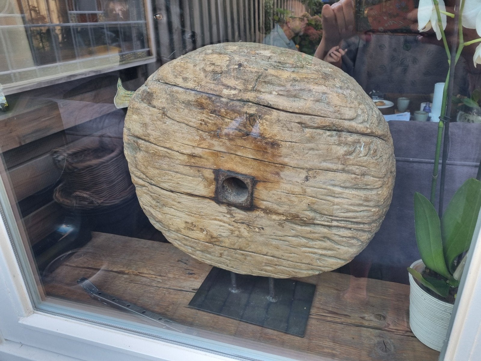 antiek houten karrewiel, Ophalen