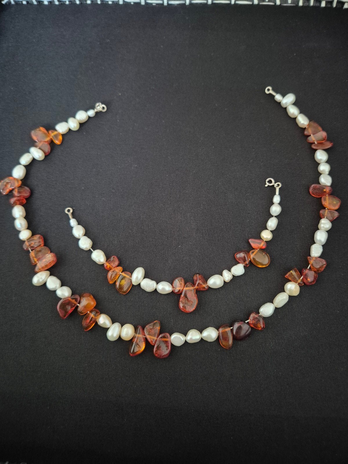 Elegante ketting en armband met barnsteen en parels, Oranje, Ophalen of Verzenden, Zo goed als nieuw, Met edelsteen