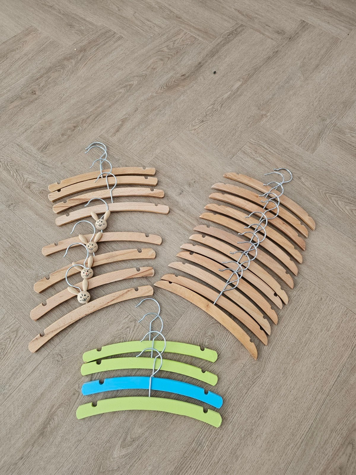 24 Houten kledinghangers voor kinderen of baby - diverse set, Ophalen of Verzenden, Gebruikt, Hout, Kinderen