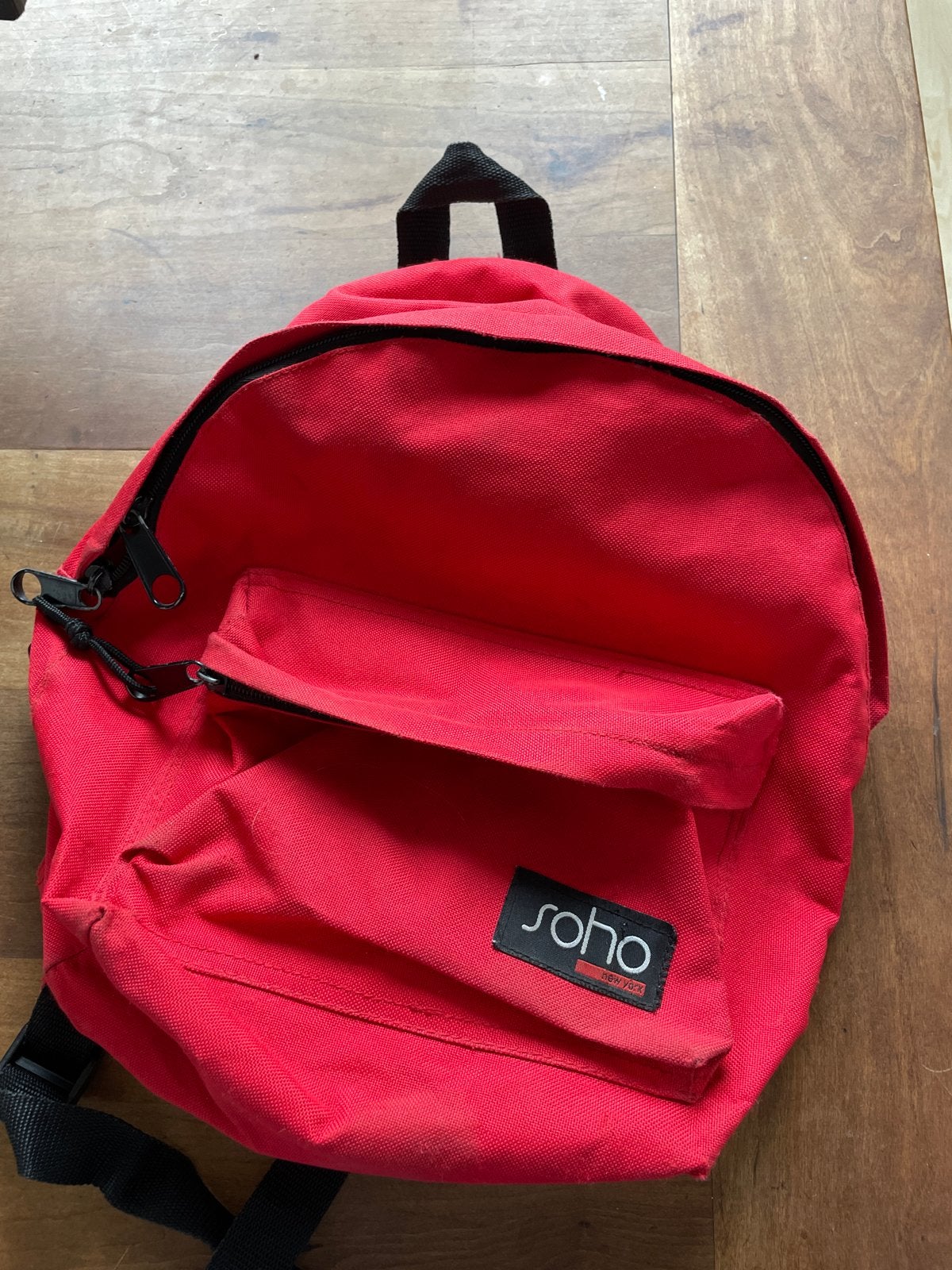 Stevige rode Soho Kinder Rugzak - Compact en Stijlvol, Sieraden, Tassen en Uiterlijk, Overige merken, Gebruikt, Minder dan 30 cm