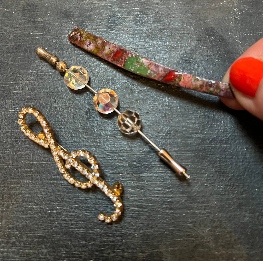Vintage strass broche aurora borealis hoedenspeld emaille, Overige materialen, Met strass, Ophalen of Verzenden, Zo goed als nieuw
